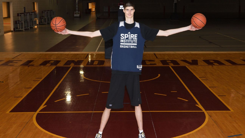 Robert Bobroczky Net Worth & Biography: Girlfriend, Age, Basketball, Career, Height